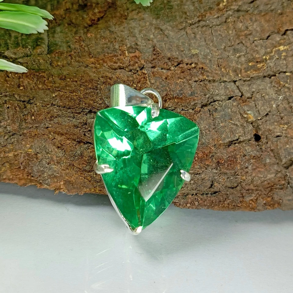 Colgante de plata de ley 925 con piedras preciosas creadas en laboratorio con zafiro verde Foto 3 de 4