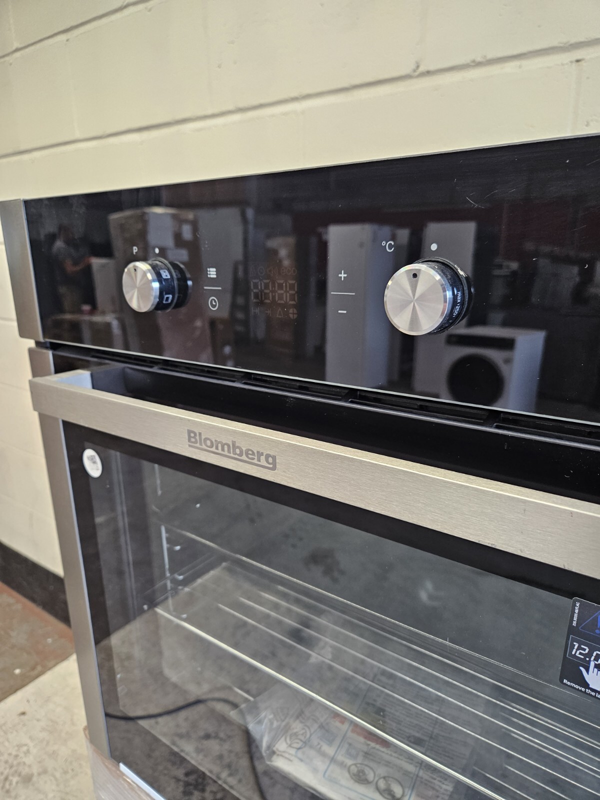 New Graded New Graded Blomberg OEN9302X BuiltIn Electric Single Oven