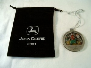 2001 JOHN DEERE PEWTER COMMEMORATIVE CHRISTMAS ORNAMENT (DS)