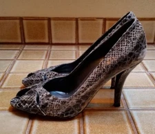 Stuart Weitzman Size 8M (Run Narrow)  SNAKESKIN Toe Detail Peep Toe Pumps