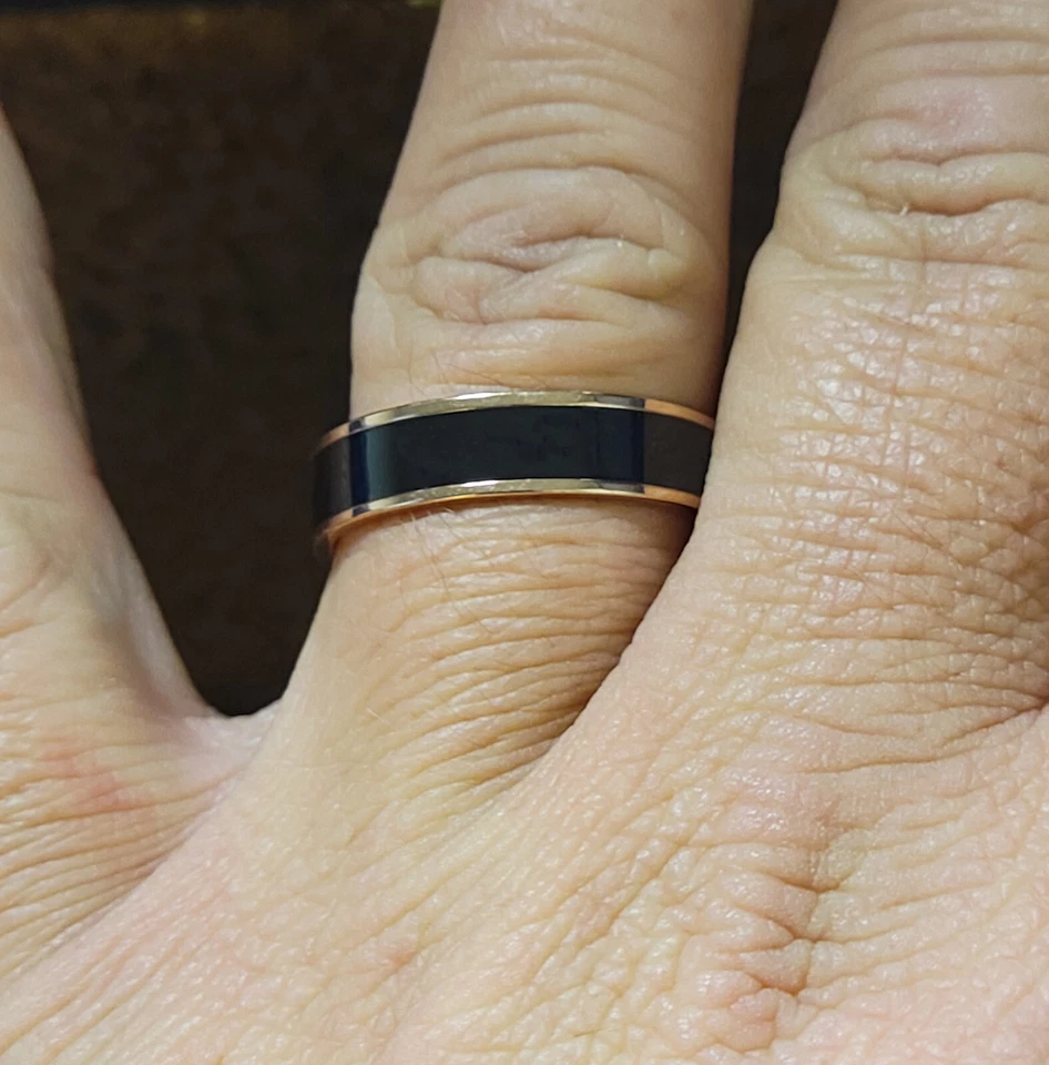 Anel de casamento masculino de tungstênio ouro rosa real com incrustação de cerâmica preta anel masculino - Imagem 2 de 4