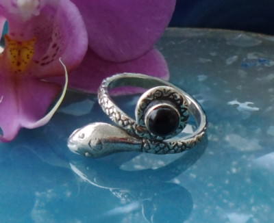 Ω Ring Schlange Sterling Silber 925 mit Onyx schwarz Sternzeichen Steinbock
