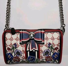 BOLSO BANDOLERA BRIGHTON FASHIONISTA ALLURE BOW CUERO GENUINO CON TACHUELAS $215.00
