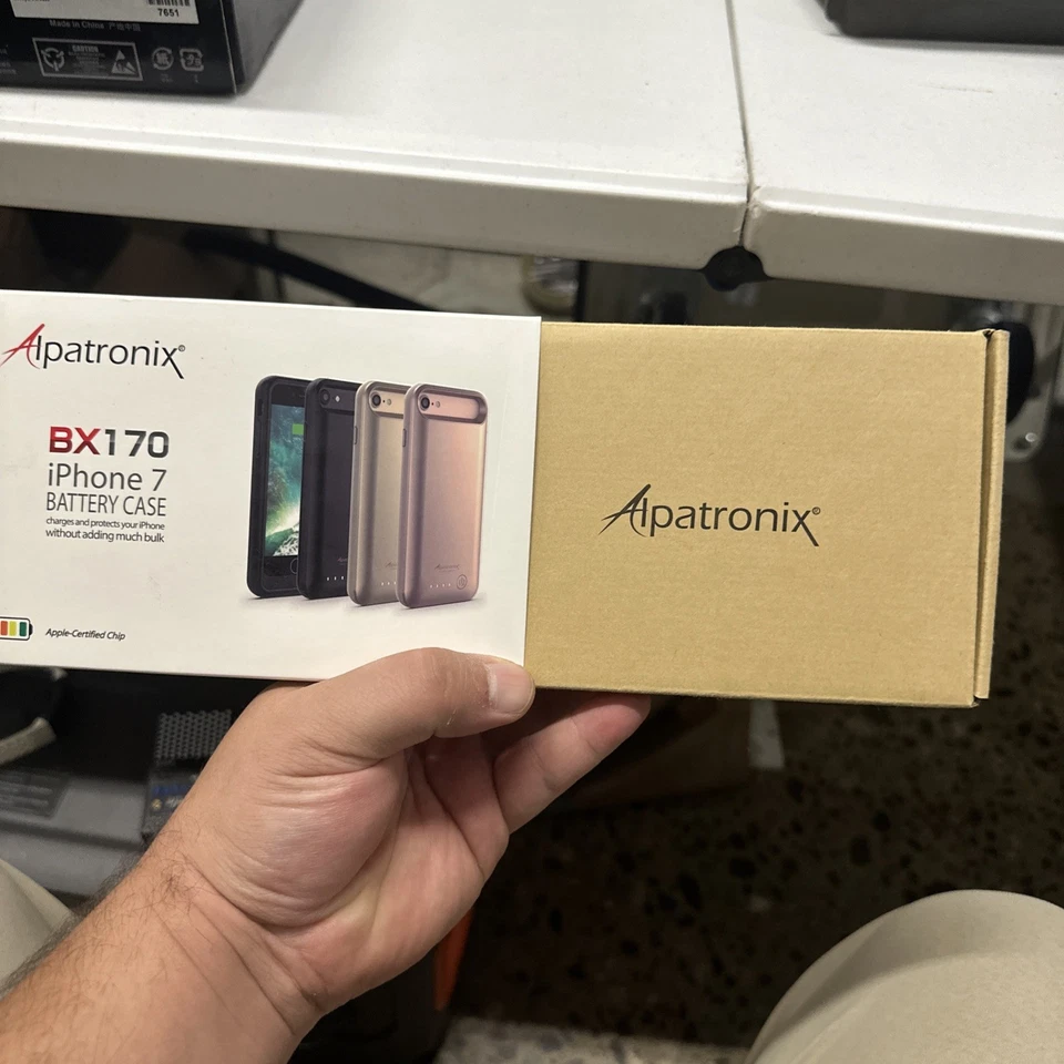 La funda de batería Alpatronix BX170 para iPhone 7 carga y protege tu iPhone Foto 3 de 4