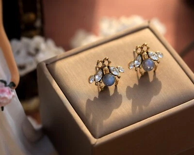 Boucles d'oreilles Clip on Doré Petit Insect Abeille Perle labradorite QD4 - Photo 1/4