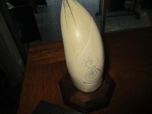 Mermaid Cultivated Ivory RESIN Figurine ENGRAVED SEAHORSE ON WOODEN BASE - Picture 3 of 7