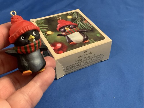 De colección Hallmark Keepsake Ornament 1981 “PERKY PENGUIN” Bufanda Sombrero Caja Original - Imagen 3 de 3