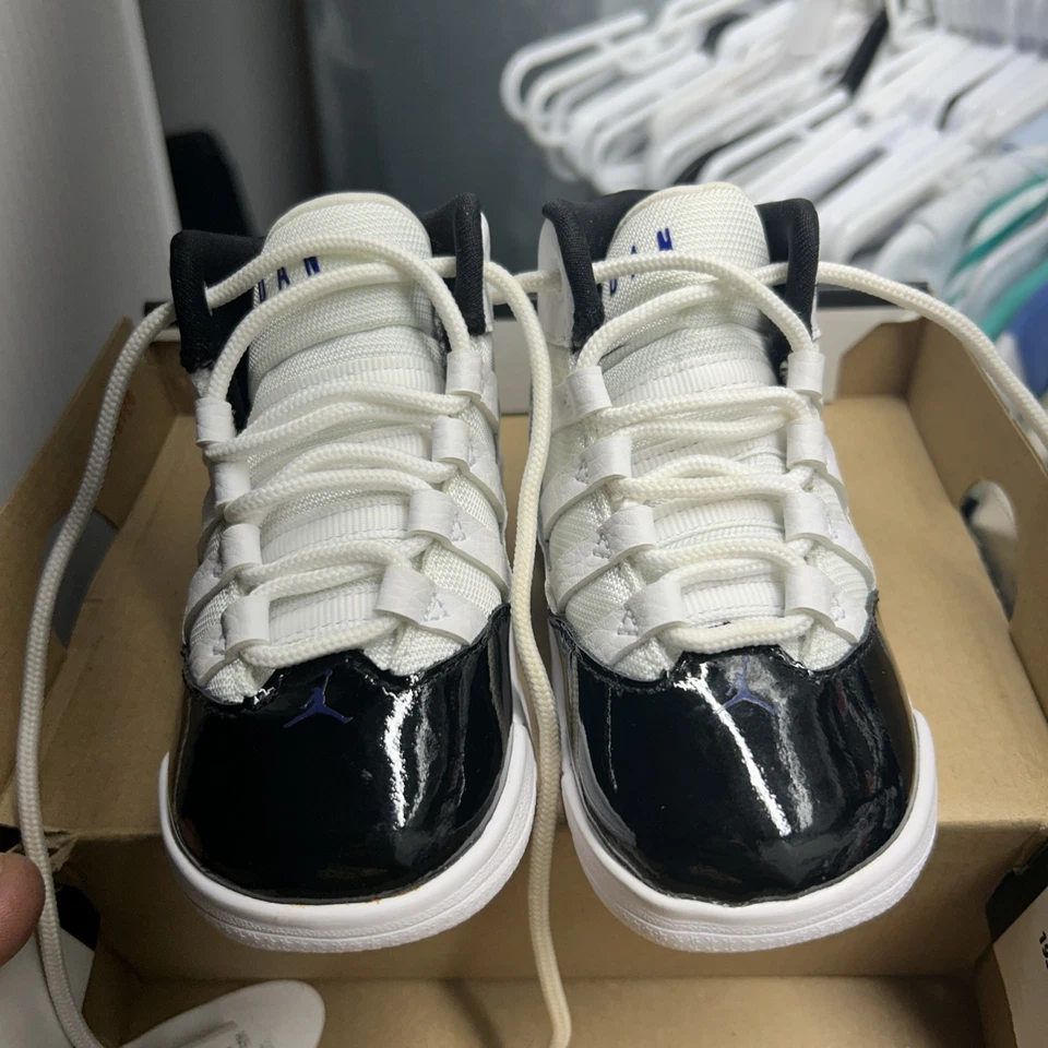 Zapatos de baloncesto Nike Air Jordan Max Aura (TD) negros/blancos para niños pequeños talla 6C nuevos con caja Foto 2 de 4