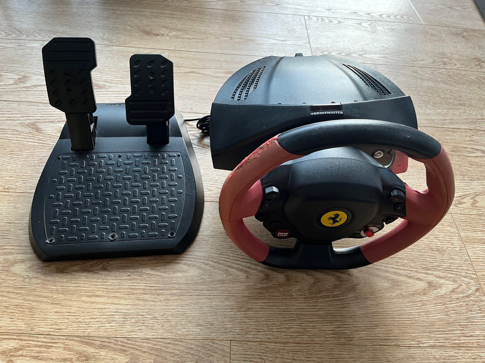 Thrustmaster Ferrari 458 Spider Racing Steering Wheel / Pedals Xbox