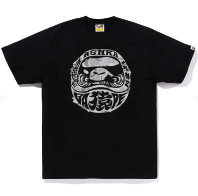 A BATHNIG APE Men's BAPE STORE HARAJUKU DARUMA TEE HARAJUKU