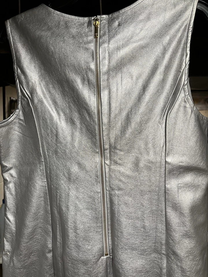 Vestido Vaina Thalia Sodi Plateado Recorte Imitación Cuero Talla 14 Foto 3 de 4