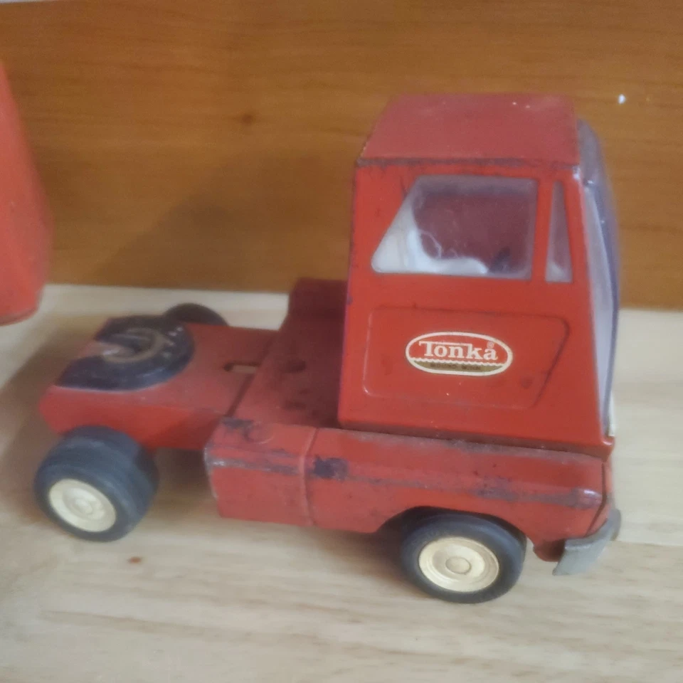 Semirremolque TONKA rojo de acero prensado de colección de 15" de largo y remolque agrícola montículo Minn Foto 3 de 4