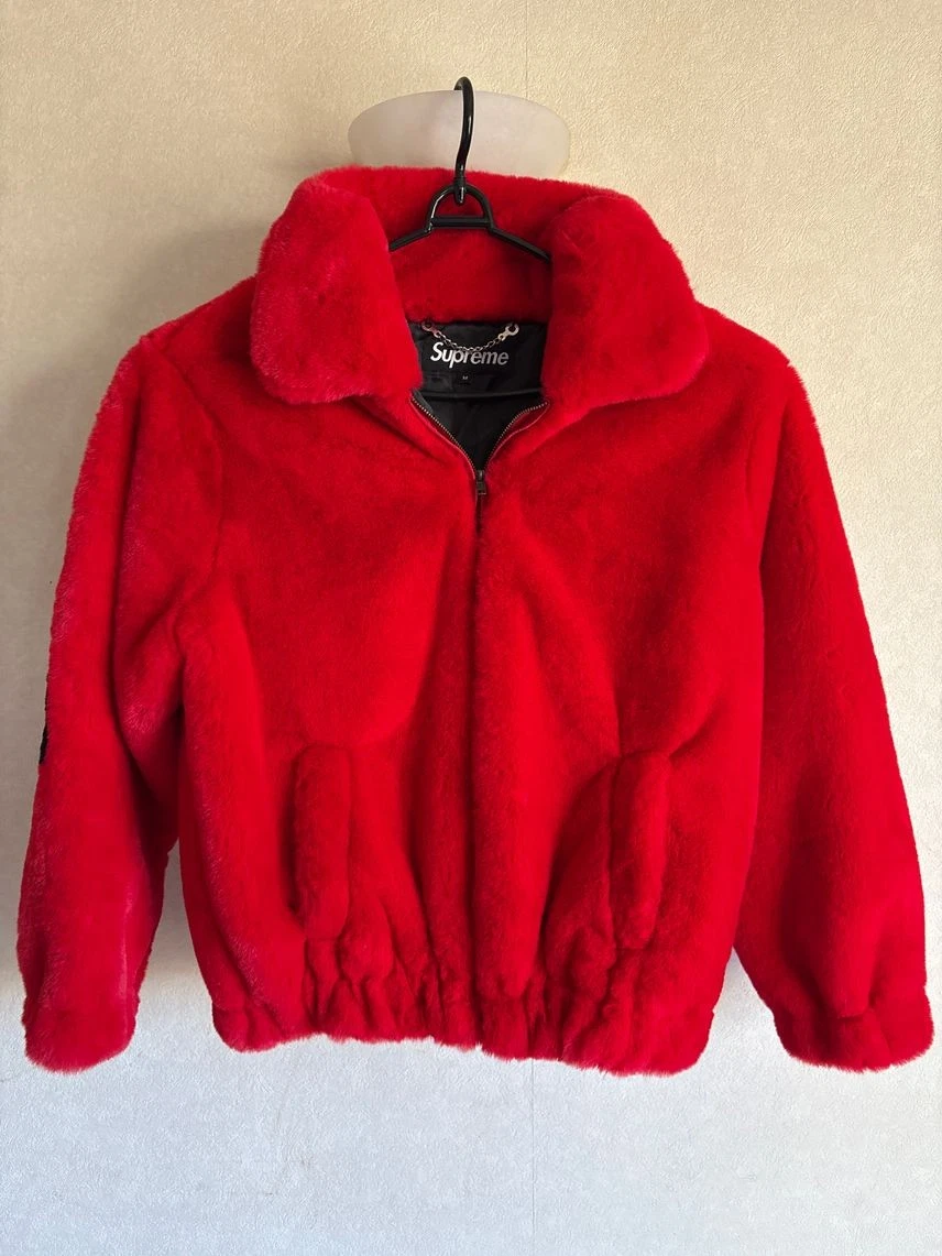Blouson bomber en fausse fourrure rouge suprême