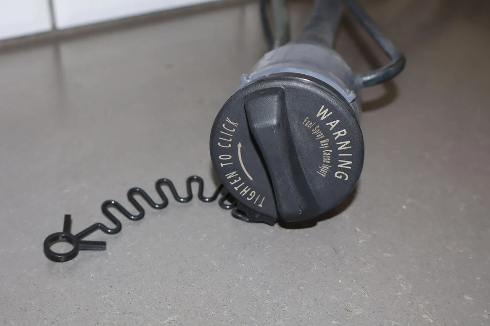 Toyota 4Runner 2001-2002 cuello de llenado de combustible superior e inferior Foto 3 de 4