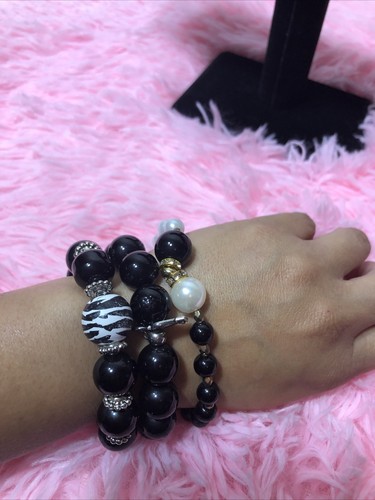 Bracciale o bracciali perle bianche e nere 3 file estensibili nuovo fatto a mano - Foto 6 di 7