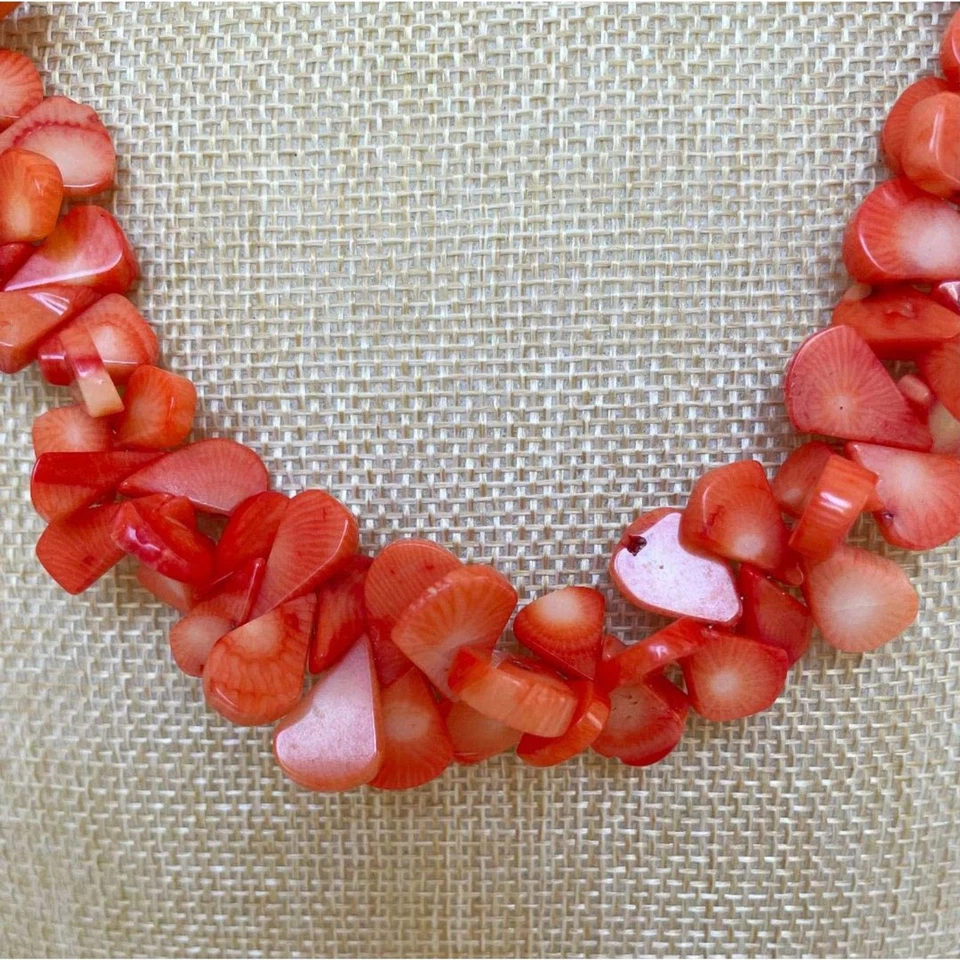 Collar Coral Salmón 24.5" Largo  Foto 3 de 4