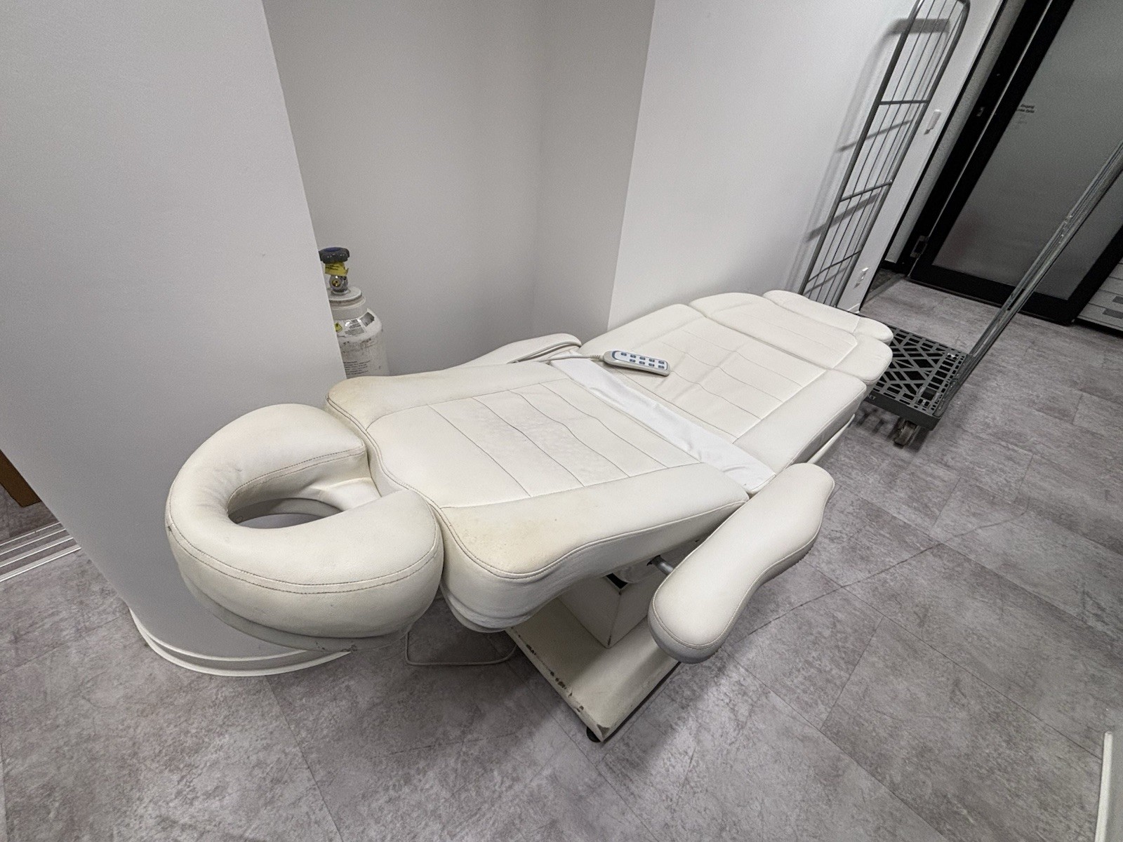 Elektrische Kosmetik & Behandlungsliege – Weiß, verstellbar