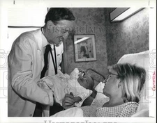 1991 Press Photo Dr. John Kennell with Kim and baby Amanda Selzman - cva25369