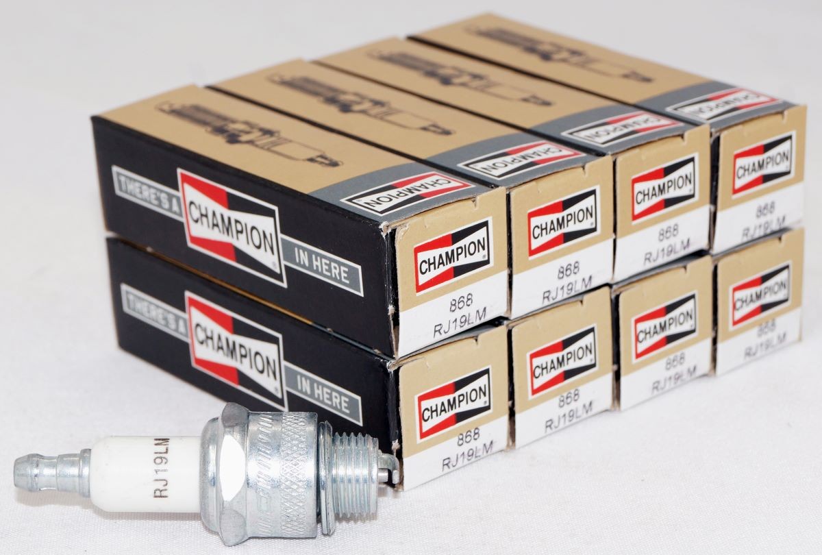 Set of 8 Champion Copper Plus 868 Spark Plugs RJ19LM