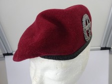 B18-45) Orig. Bundeswehr Barett bordeaux rot mit Abzeichen: Heeresflieger Gr.57