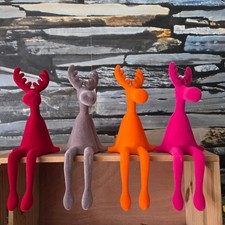 4 x Flock Elch Figur sitzt rot pink 26cm Deko Kantenhocker Weihnachten Rentier