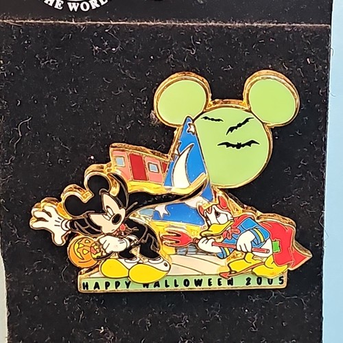 LIMITED EDITION Halloween 2005 Mickey & Donald Trading Pin - GLOWS IN DARK - Picture 2 of 3