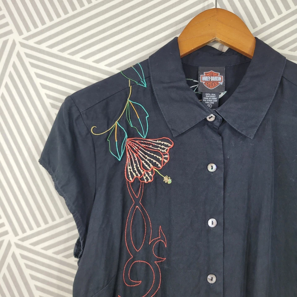 Top Harley Davidson 100 % seda bordado con cuentas talla XL negro floral abotonado Foto 2 de 4