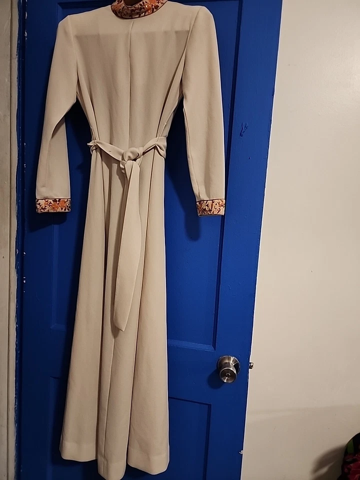 Винтажное женское макси-платье R & K вязаные изделия размер 12 кремовый бежевый с ремнем сзади на молнии - Изображение 2 из 4