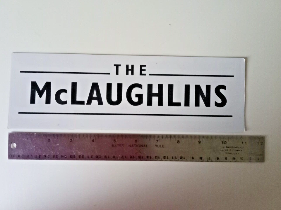 Letrero de placa magnética con nombre McLaughlin: letras negras sobre fondo blanco 11 X 3 pulgadas Foto 2 de 3