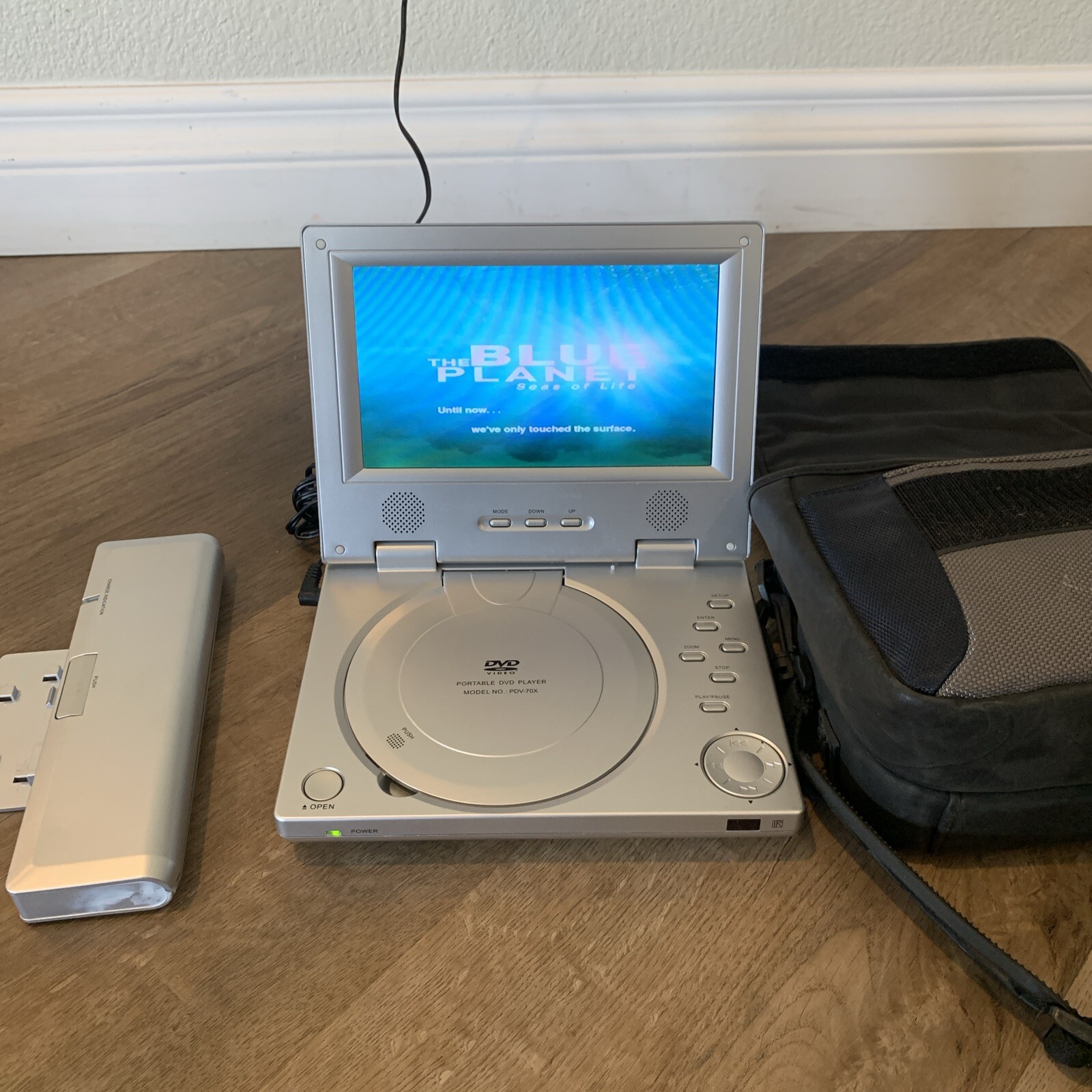 Portable DVD Player Spectroniq with case and cord battery doesn’t Work