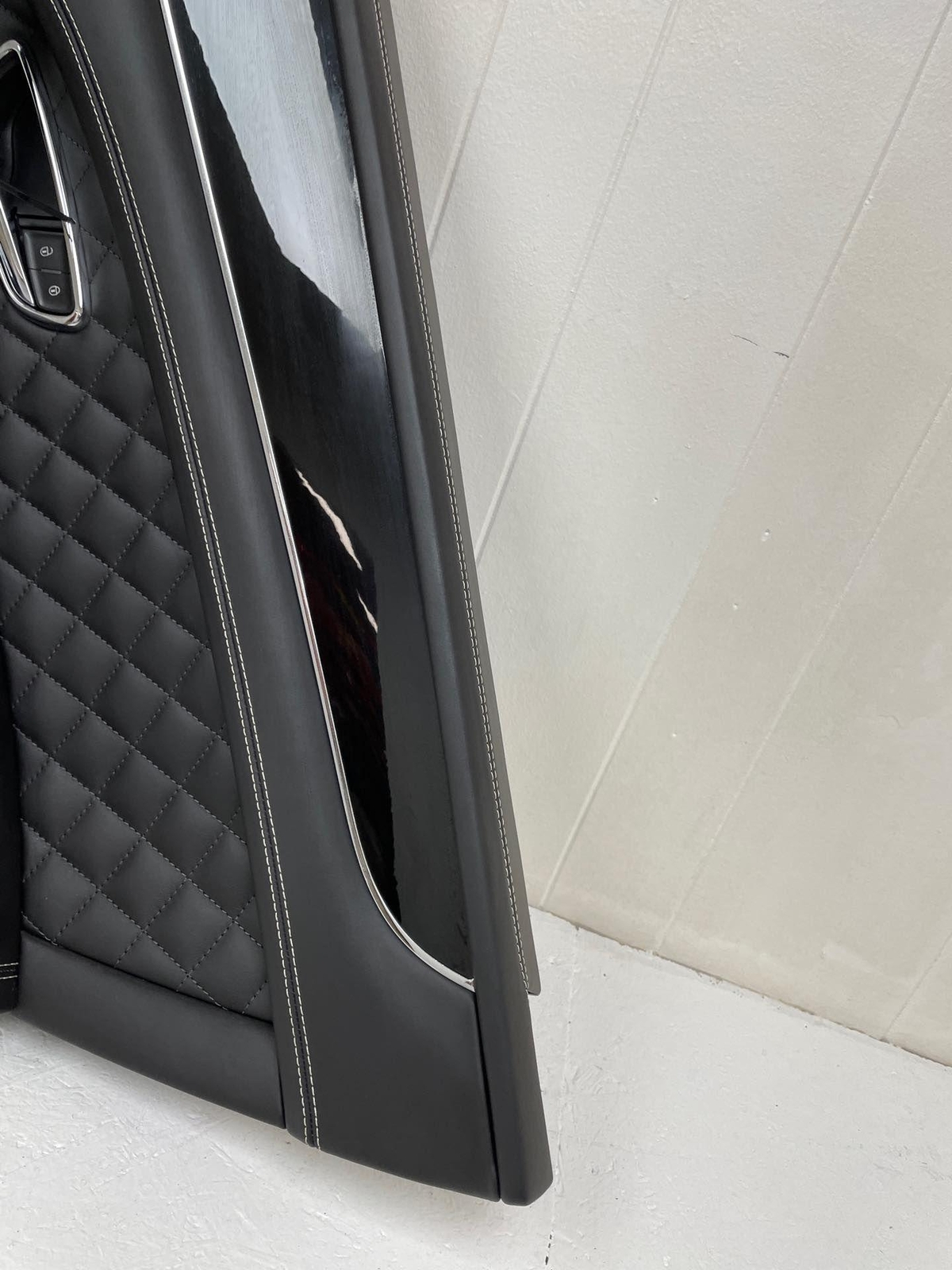 2016-2020 BENTLEY BENTAYGA DOOR INTERIOR TRIM PANEL COVER LEATHER REAR RIGHT