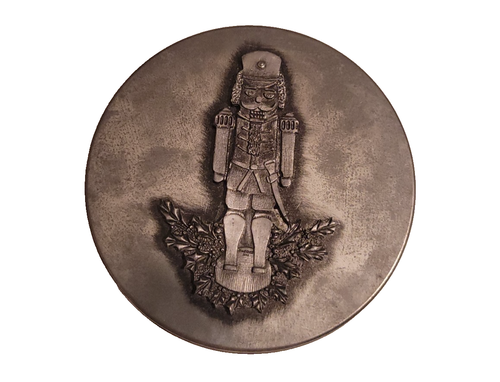 Lata de galletas decorativa de peltre en relieve cascanueces de Navidad de colección - Imagen 4 de 4