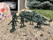 Lot of 125 Vintage Army Men Green Plastic Military Toy Soldiers 2" Greenbrier In