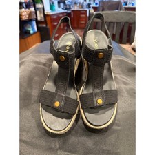 Vionic black and tan espadrilles