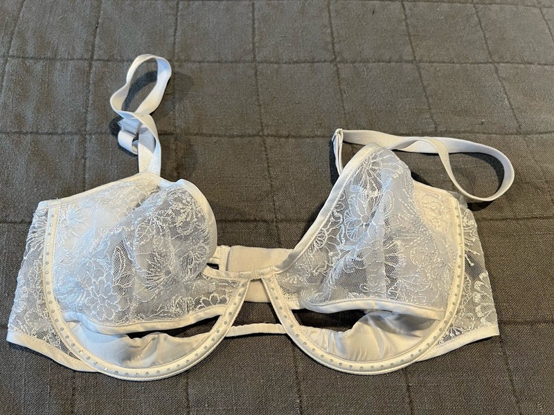 Beautiful Victoria’s Secret Bra 32DD 32 DD White Open Cups Lingerie Demi Bling