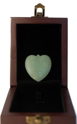 Atemberaubendes grünes Hetian Jade Herz - mit Echtheitsgarantie der goldenen Ära.