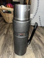 Botella Termo Vintage Marca Negra Plata con Mango y Tapa Taza