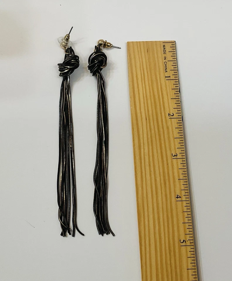 Pendientes colgantes EXPRESS con flecos nudos negros y dorados con respaldo de poste Foto 2 de 3