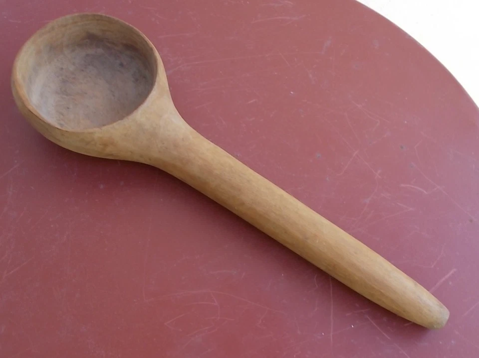 Louche ou grande cuillère à boire en bois léger, manche percé, Art populaire, BE - Photo 3/4