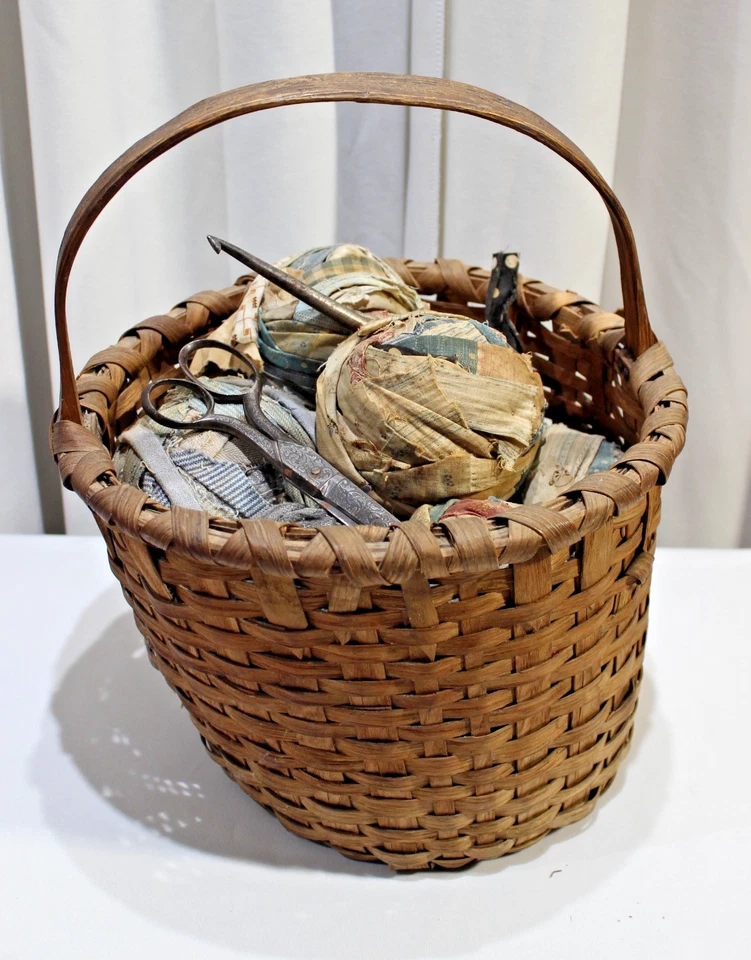 Bolas de trapo de tela de edredón antiguas American Primitive Country en canasta primitiva Foto 2 de 4