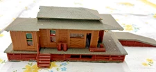 HO freight station depot building with platform ramp crates barrels