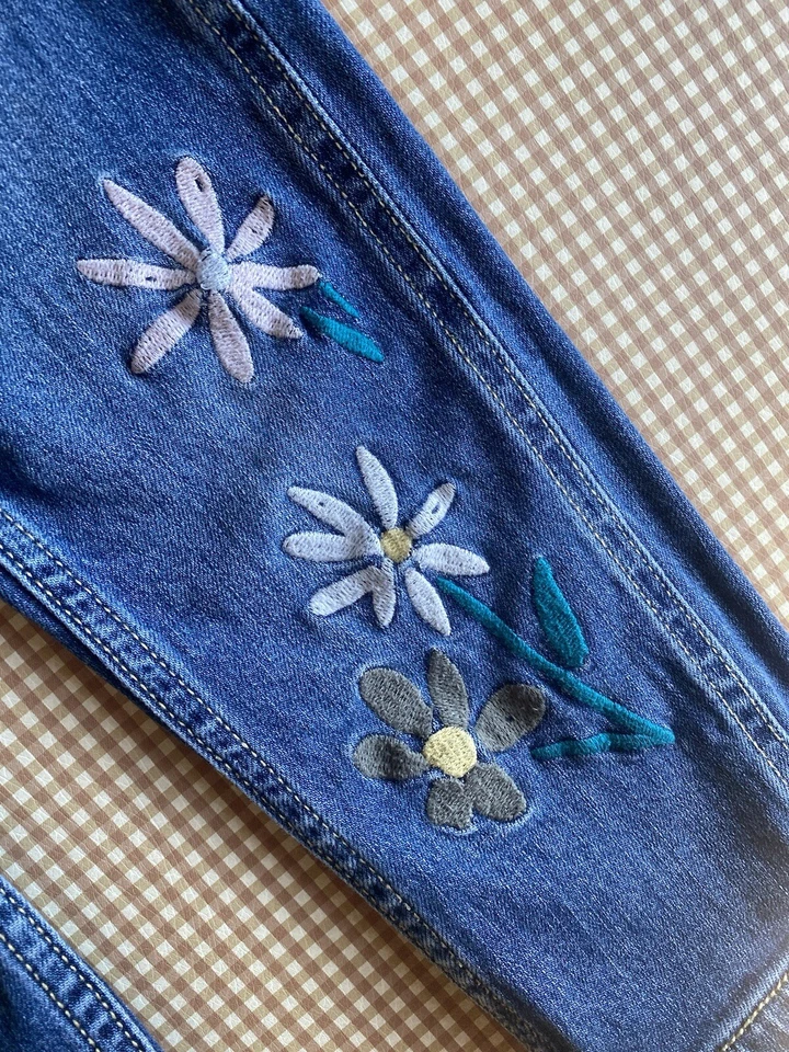Mono Hanna Anderson Talla 4 Bordado Floral Estilo Pradera Escandinava Jean. Foto 2 de 4