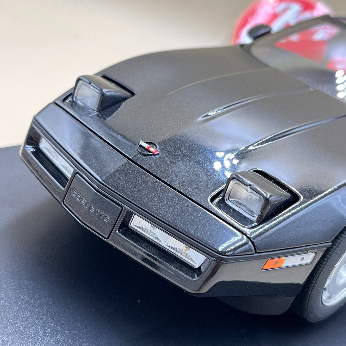 AUTOart 1/18 Chevrolet Corvette 1986 Black Red seat 71242