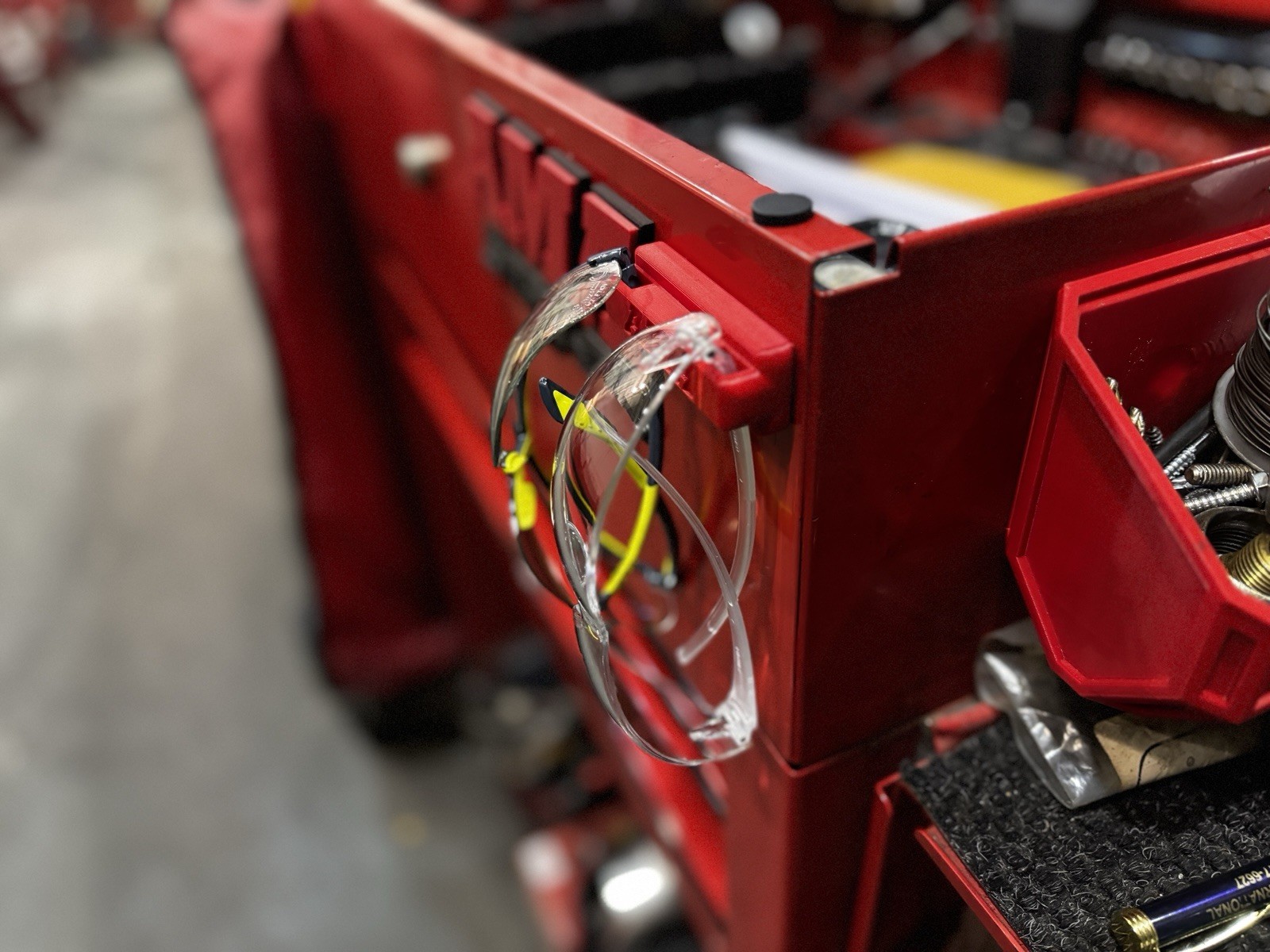 AMA Magnetic Glasses Holder – Toolbox Accessory for Safety/Protective Eyewear