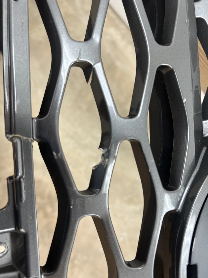 2016-2019 Nissan Titan XD grade dianteira superior inserção de grade fabricante de equipamento original - Imagem 3 de 4