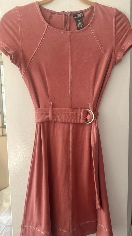 Vestido elástico de gamuza sintética rosa para dama talla XS con cinturón manga corta Foto 4 de 4