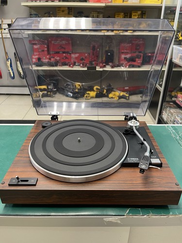 Yamaha YP-66 semi automatic turntable. Good condition- Tested and works!