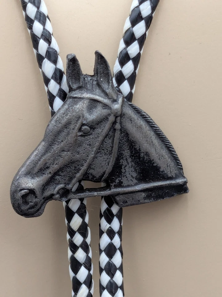 Corbata Bolo Cabeza de Caballo Vintage Trenza Blanca y Negra con Tapas Tono Plateado Foto 2 de 4