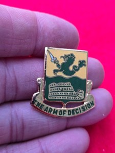 Vietnam War 194th Cavalry Regiment DUI DI Crest pin