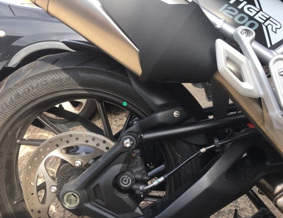 ABRAZADOR/GUARDABARROS TRASERO TRIUMPH TIGER 1200 2022> NEGRO MATE Foto 4 de 4